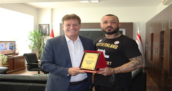 EKONOMİ VE ENERJİ BAKANI ARIKLI, MİLLİ BOKSÖR METİN TURUNÇ’U KABUL ETTI