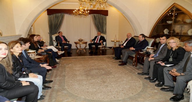  AKINCI, YABANCI GAZETECİLERE BRİFİNG VERDİ