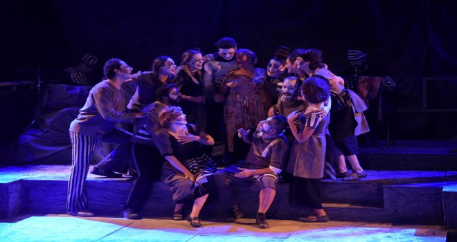16. KIBRIS TİYATRO FESTİVALİ “HAYALET KUMPANYA” OYUNUYLA PERDELERİ AÇTI