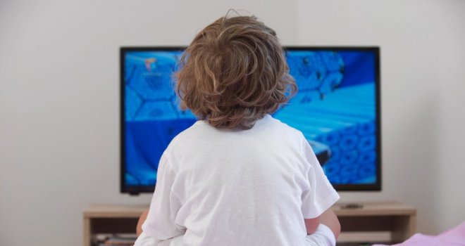 2 yaşından önce çocuğunuzu dijital ekranlardan uzak tutun!