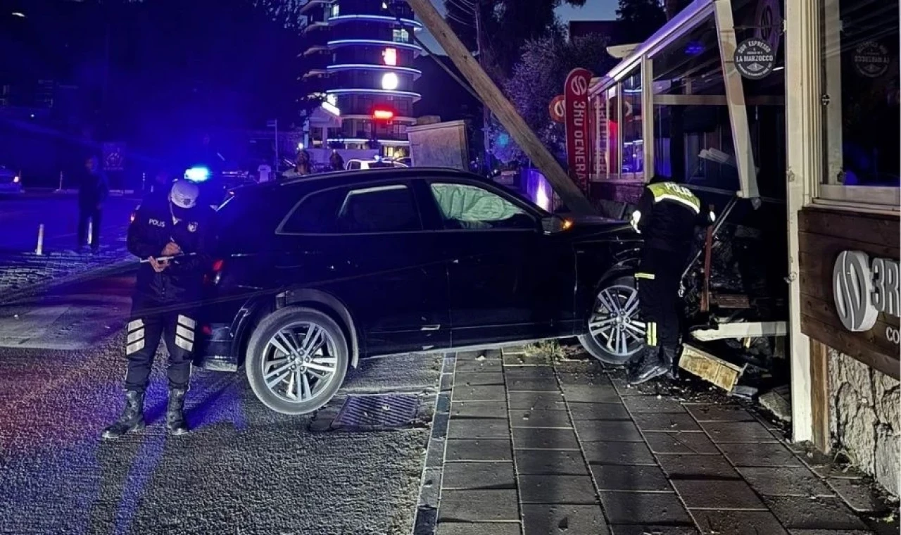 Girne’de araç elektrik direğine çarptı, dükkan duvarı yıkıldı