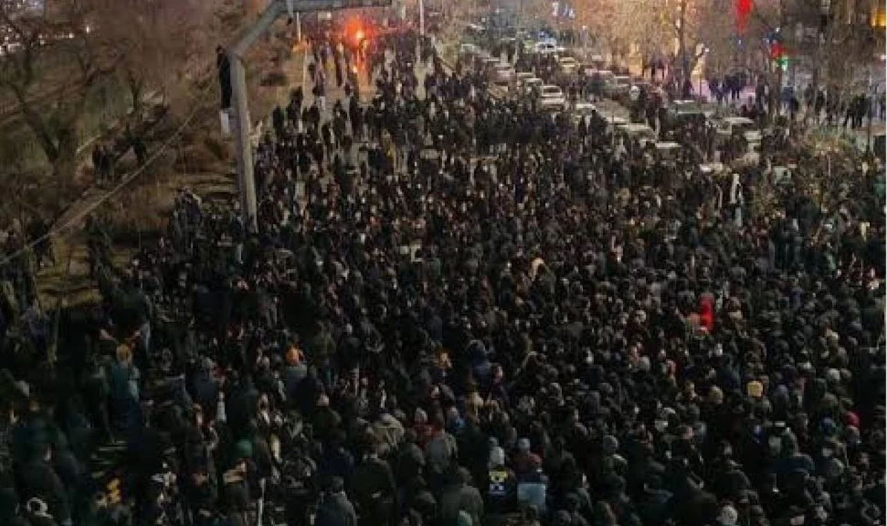 İran'da halk ayakta: İnternetin ardından telefon hatları da kesildi