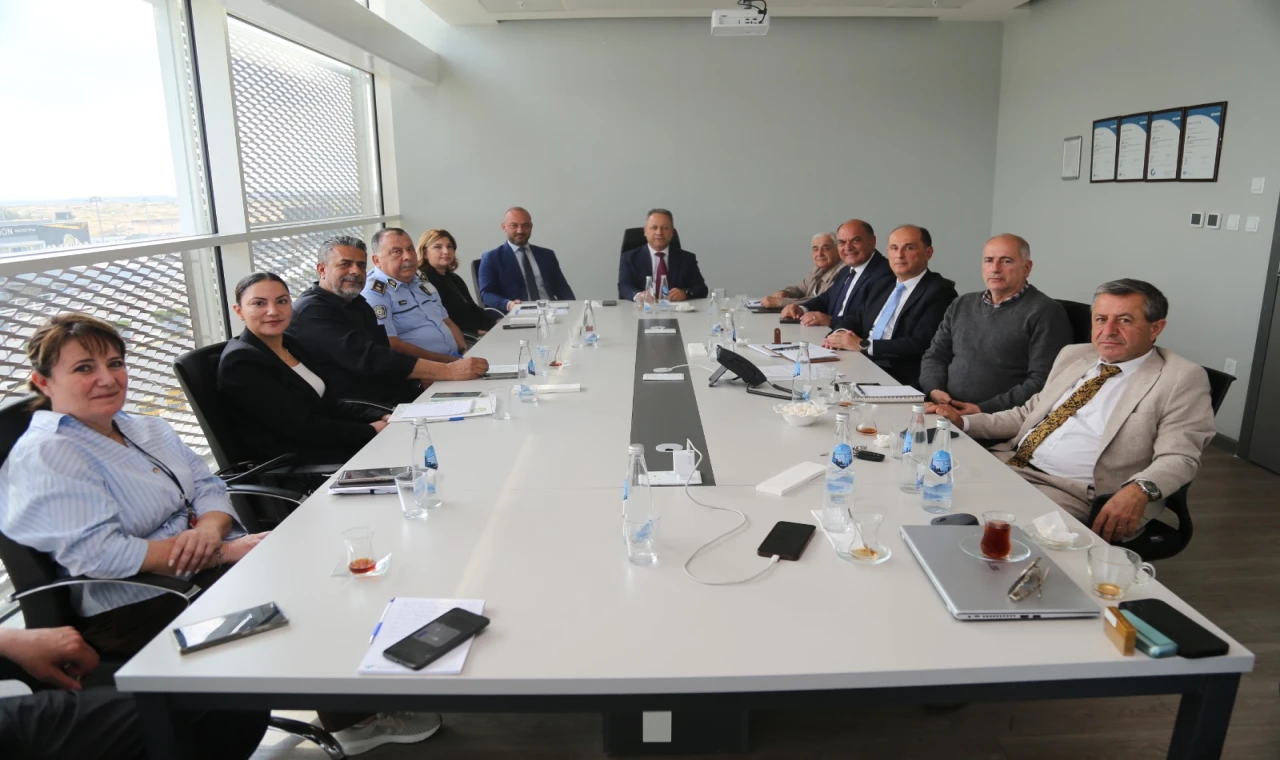 ERCAN HAVALİMANI'NDAKİ TRAFİK SORUNUNUN ÇÖZÜMÜ İÇİN ÖNEMLİ KARARLAR ALINDI