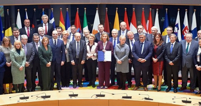 AB  SAVUNMAYA GEÇİYOR