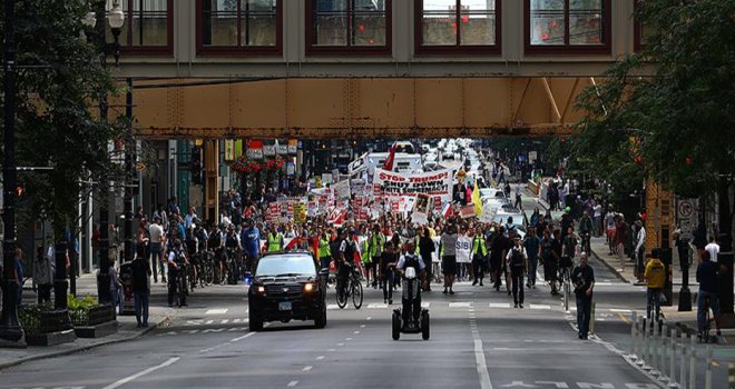 ABD’de göstericiler polis aracını yaktı