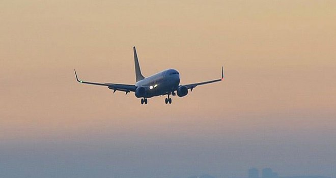 ABD’de kuşlara çarpan uçak acil iniş yaptı