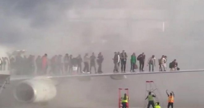 ABD'de yolcu uçağı alev aldı: Yolcular kanattan tahliye edildi
