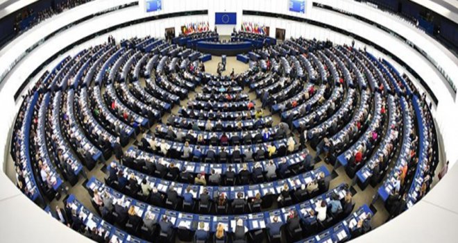 AB’den Polonya’ya yaptırım başlatacak tasarıya onay