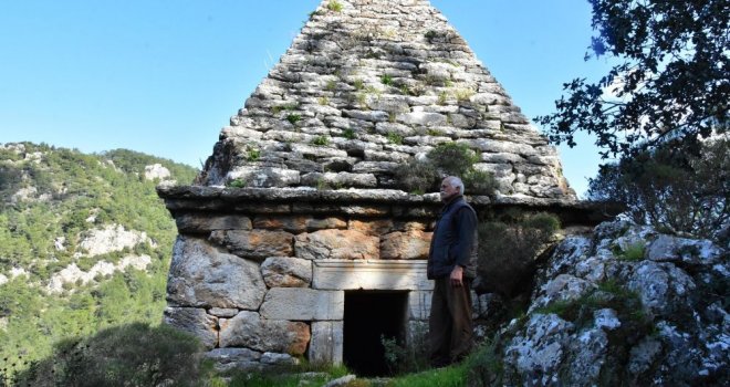 Adaklar adanan türbe, Yunan savaşçının mezarı çıktı