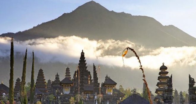 Agung Yanardağı faaliyete geçti, 100 bin kişi tahliye edildi