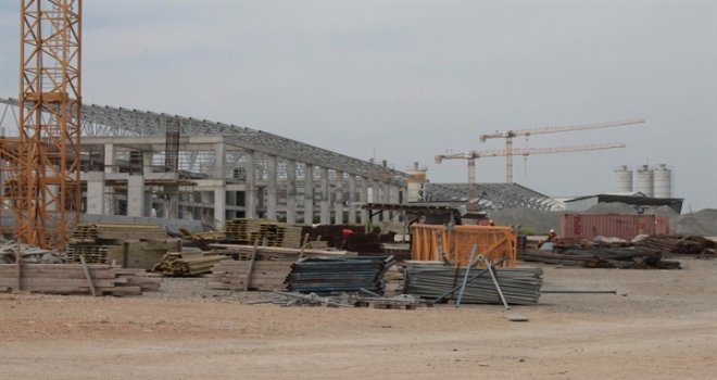 AKINCI, ERCAN HAVALİMANI’NIN YAPIMI DEVAM EDEN YENİ TERMİNAL BİNASINDA İNCELEMELERDE BULUNDU