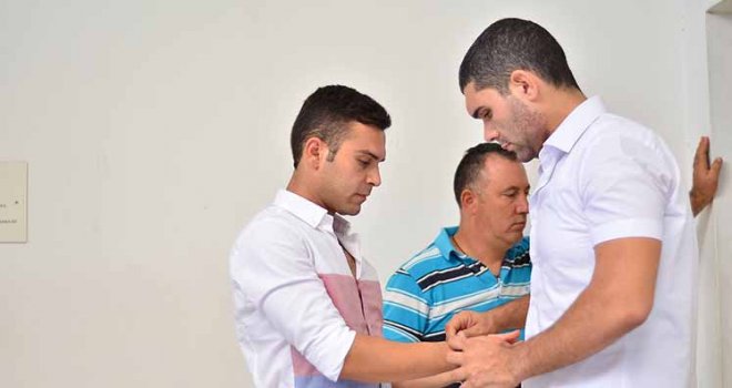 ALKOL ETKİSİYLE ARACA HASAR VERDİ