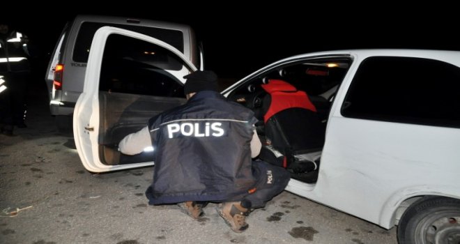 Alkollü sürücü iki polis memuruna çarparak yaralanmalarına sebep oldu.