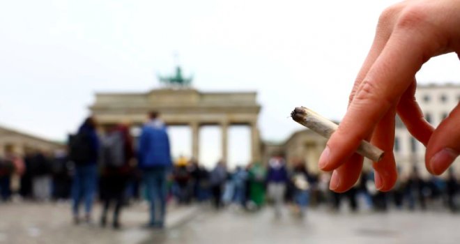 Almanya'da hükümet esrarın yasallaştırılması için ilk adımı attı
