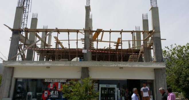 Alsancak’ta izinsiz inşaatlar mühürlendi