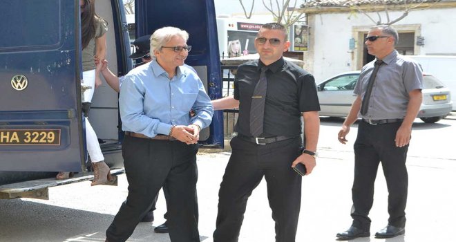 Ameliyata Dr.  Karagözlü ve Dr.  Serdaroğlu girmiş