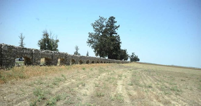 Arif Paşa Su Kemerleri kaderine terk edildi.,.