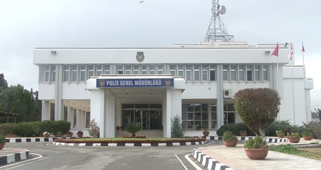 AŞUT HÜCREYE İNDİRİLDİĞİ SIRADA HER İKİ ELİNİ MERDİVEN KORKULUKLARINA VURARAK KIRDI