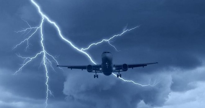 Baf Havaalanı’na inişe geçen uçağa yıldırım çarptı