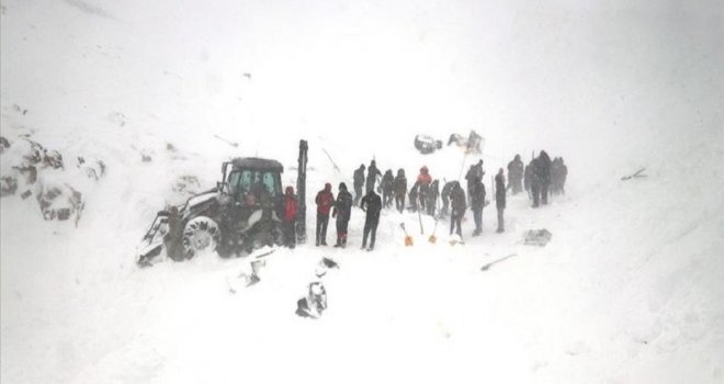 Bahçesaray’da çığ altındaki 2 kişiyi arayan ekiplerin üzerine çığ düştü