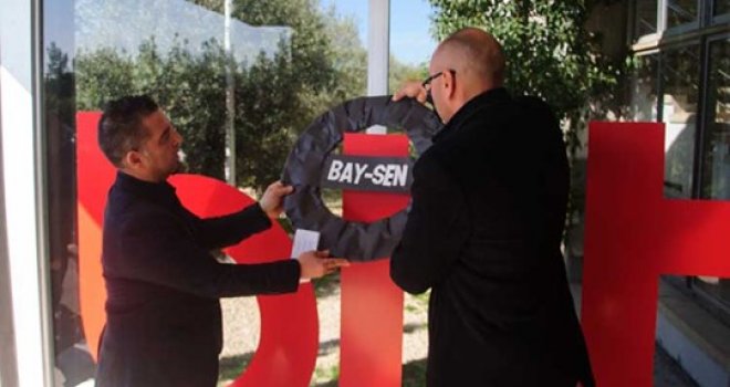 Bay-Sen, BRTK önüne siyah çelenk bıraktı