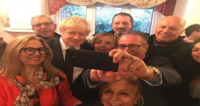 Boris Johnson, Eylem'in elinden Türk kahvesi içti