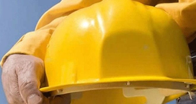 Boya yaparken dengesini kaybederek düştü; yaralandı