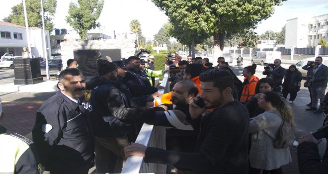 CAS ŞİRKETİ’NİN TASFİYE EDİLMESİ MECLİS ÖNÜNDE PROTESTO EDİLDİ