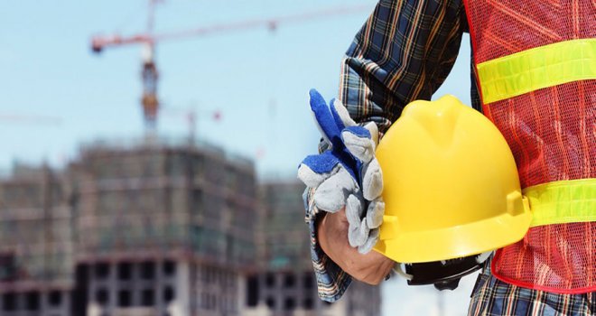 Çatıdan düşen 25 yaşındaki Mustafa Tozkum yaralandı