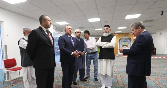 Çavuşoğlu, Norveç'te saldırıya uğrayan camiyi ziyaret etti