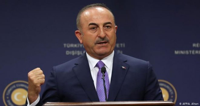 Çavuşoğlu'ndan Macron'a "Öten horoz" benzetmesi