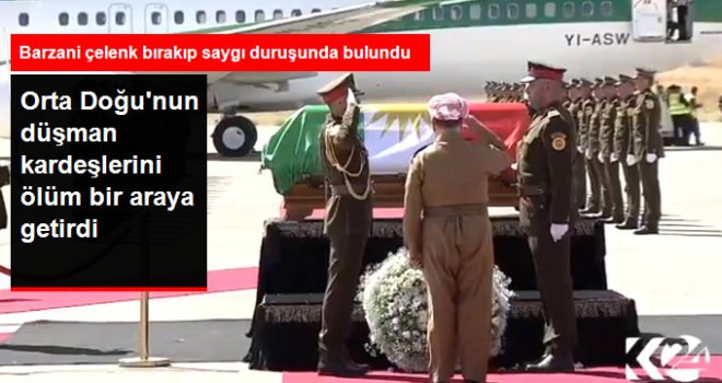 Çelenk Bırakıp Önünde Saygı Duruşunda Bulundu..