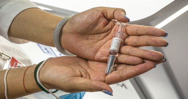 ÇİN, BURUN SPREYİ FORMUNDAKİ KOVİD-19 AŞI ADAYININ KLİNİK DENEMELERİNE ONAY VERDİ