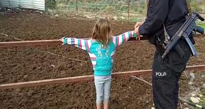 Çocuklarını çite bağlayan babaya gözaltı