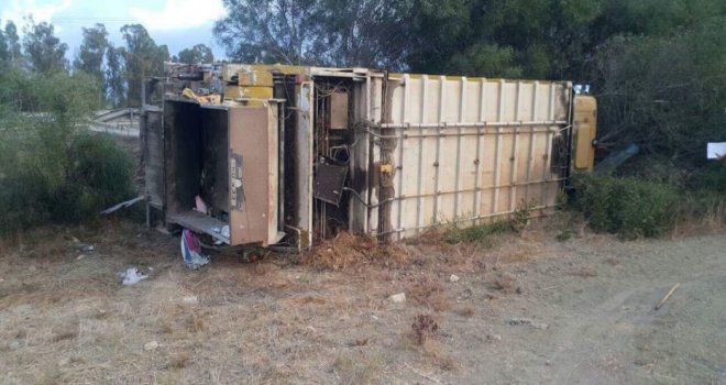 Çöp kamyonu kaza yaptı