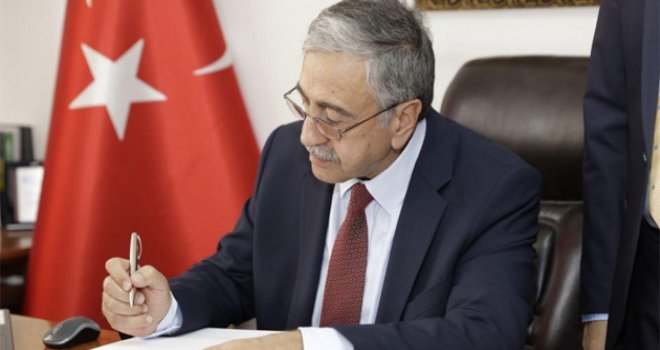 CUMHURBAŞKANI AKINCI 3 YASAYI İMZALADI, 2’SİNİ İADE ETTİ
