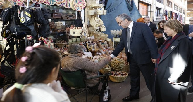 CUMHURBAŞKANI AKINCI, ÇARŞIYI GEZEREK HALKIN YENİ YILINI KUTLADI
