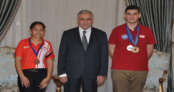 CUMHURBAŞKANI AKINCI DÜNYA VE AVRUPA ŞAMPİYONALARINDA BAŞARI GÖSTEREN BİLARDOCULARI KABUL ETTİ