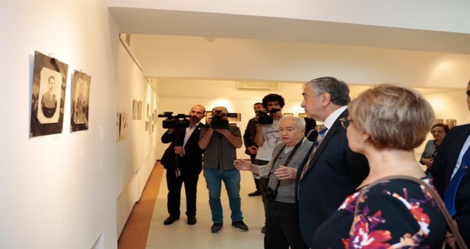 CUMHURBAŞKANI AKINCI, KADİR KABA’NIN KİTAP TANITIMI VE FOTOĞRAF SERGİSİNE KATILDI.