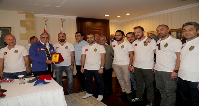 CUMHURBAŞKANI AKINCI KLASİK OTOMOBİL RALLİSİNE KATILAN HEYETLERİ KABUL ETTİ