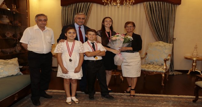 CUMHURBAŞKANI AKINCI, ÖDÜLLÜ GENÇ PİYANİSTLERİ KABUL ETTİ