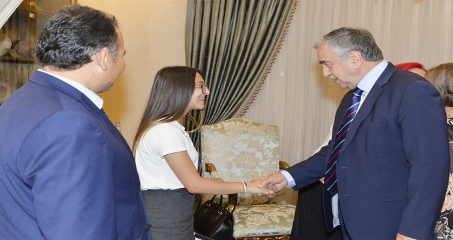 CUMHURBAŞKANI AKINCI, PEACE POSTER YARIŞMASINDA ÖDÜL ALAN SELİN BEYAZ GÜNEŞ’İ KABUL ETTİ..