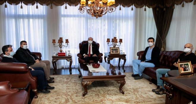 CUMHURBAŞKANI TATAR, TIP-İŞ BAŞKANI DR. AHMET VARIŞ VE BERABERİNDEKİ KAMU HEKİMLERİNİ KABUL ETTİ