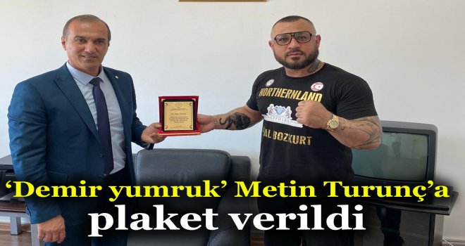 ‘Demir yumruk’ Metin Turunç’a plaket takdim edildi