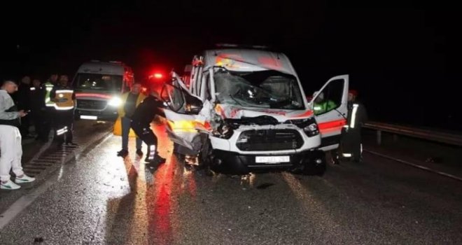 Dipkarpaz'da ambulans yola atılan eşeğe çarptı