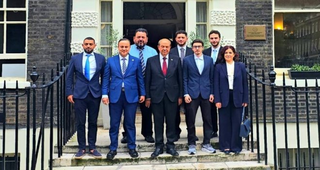 Ersin Tatar, İngiltere’de Kıbrıs Türk sivil toplum temsilcileriyle görüştü