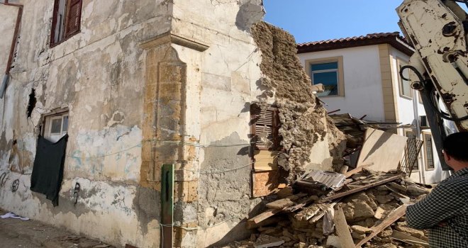 Evkaf, evi yıkılan aileye sahip çıktı