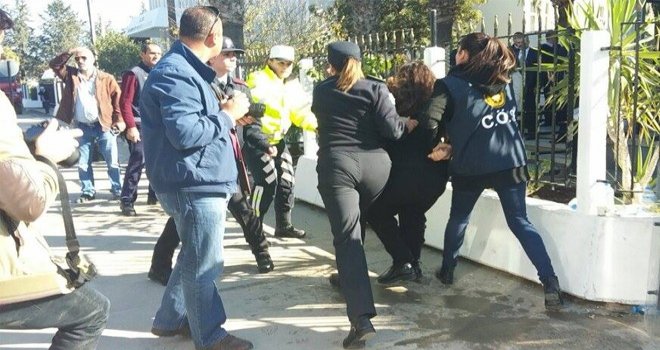 Eylemde tansiyon yükseldi, iki polis memuru yaralandı