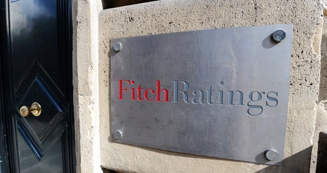 Fitch 14 Türk bankasının notunu indirdi