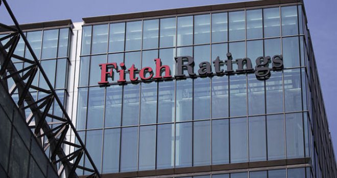 Fitch İngiltere'nin kredi notunu düşürdü.,..